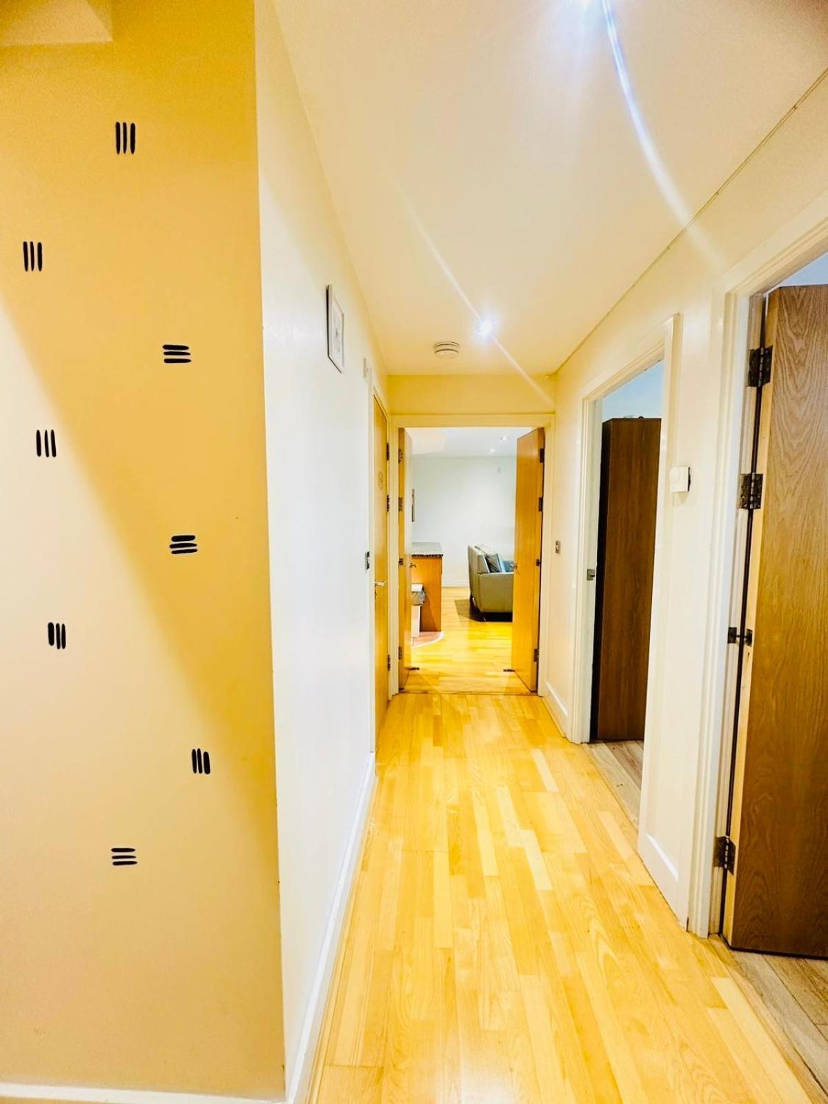 Modern 2Bed 2Bath Apartment Canary Wharf - Upto 5 Person Londres Exterior foto