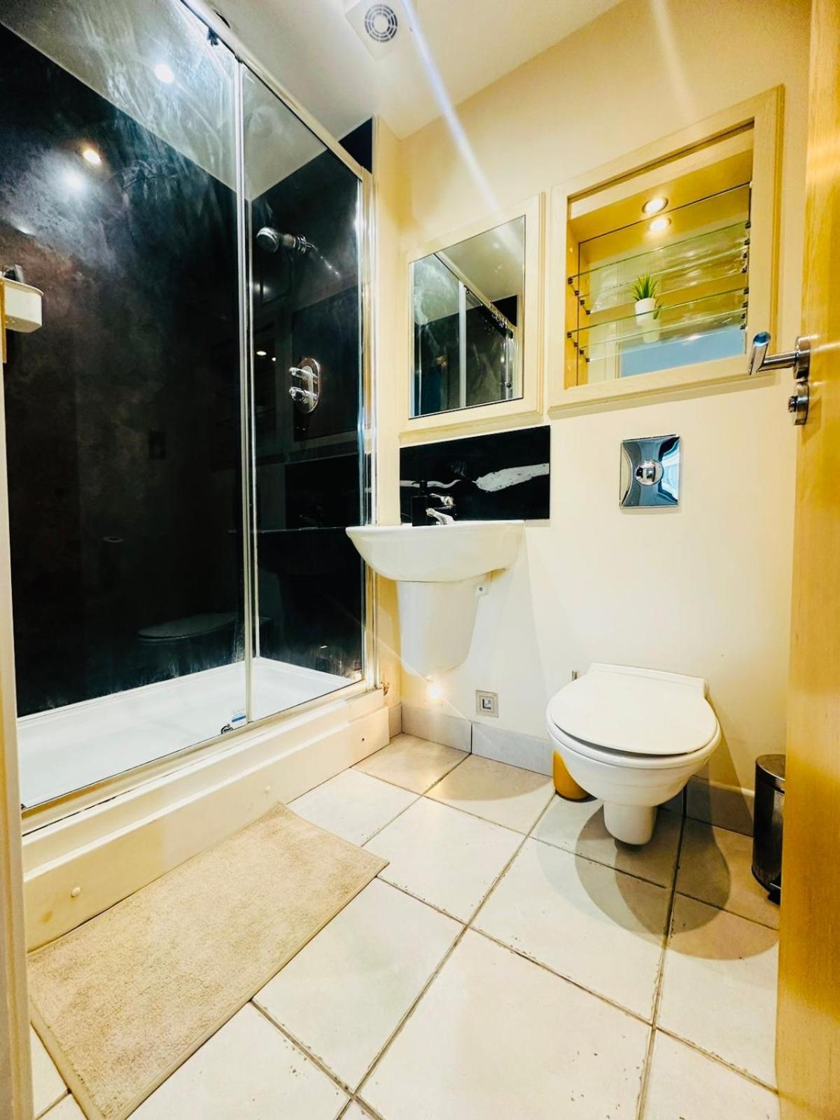 Modern 2Bed 2Bath Apartment Canary Wharf - Upto 5 Person Londres Exterior foto